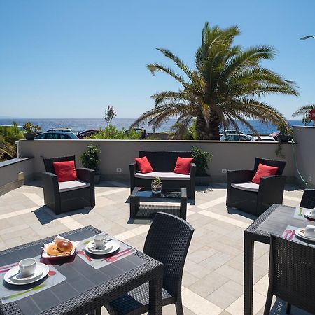 Riva Del Sol Bed & Breakfast Санта Тереза ди Рива Екстериор снимка