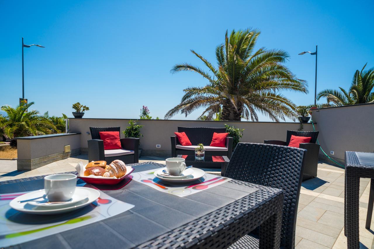 Riva Del Sol Bed & Breakfast Санта Тереза ди Рива Екстериор снимка