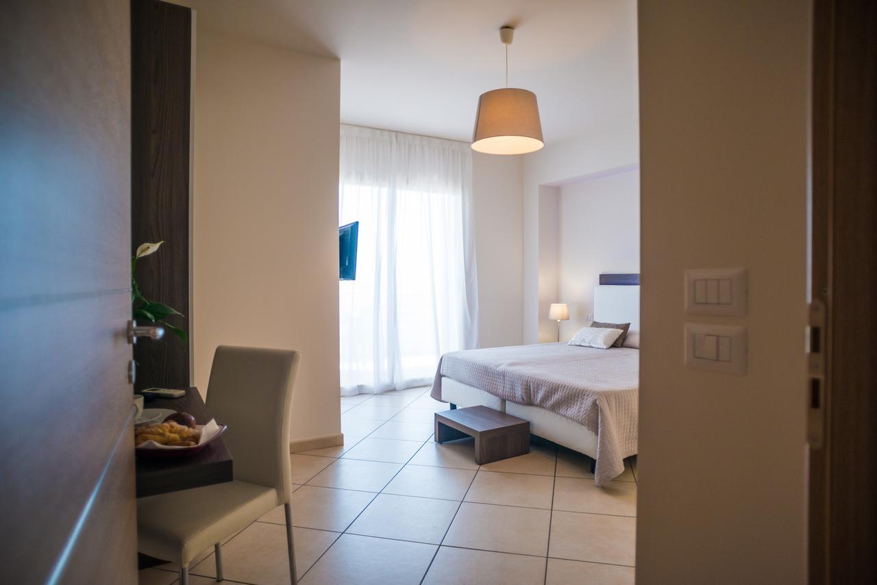 Riva Del Sol Bed & Breakfast Санта Тереза ди Рива Екстериор снимка