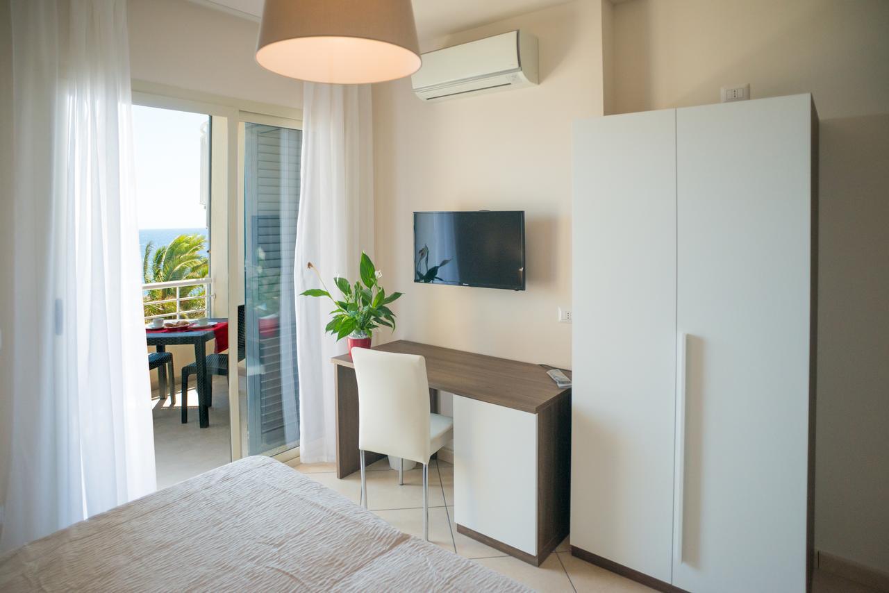 Riva Del Sol Bed & Breakfast Санта Тереза ди Рива Екстериор снимка
