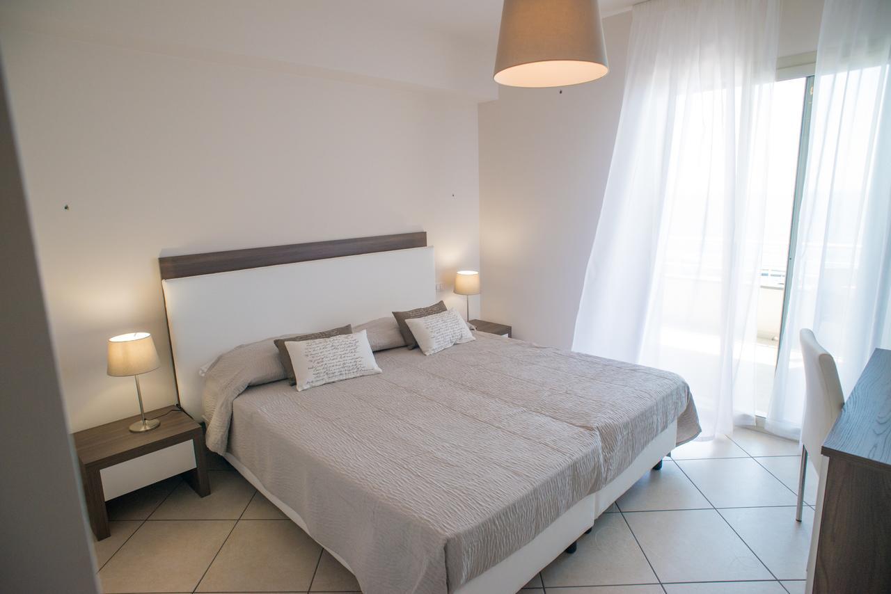 Riva Del Sol Bed & Breakfast Санта Тереза ди Рива Екстериор снимка