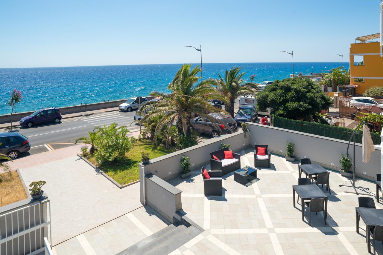 Riva Del Sol Bed & Breakfast Санта Тереза ди Рива Екстериор снимка