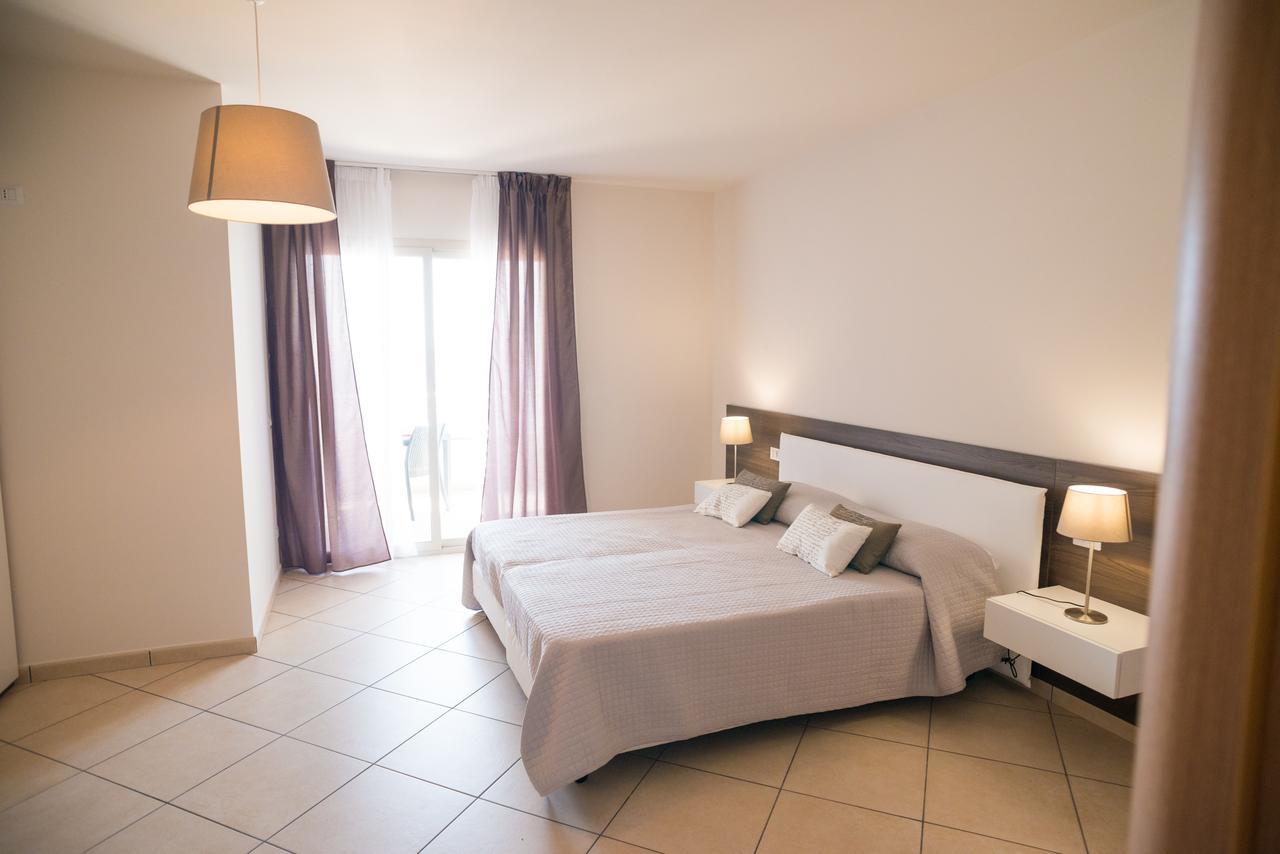 Riva Del Sol Bed & Breakfast Санта Тереза ди Рива Екстериор снимка