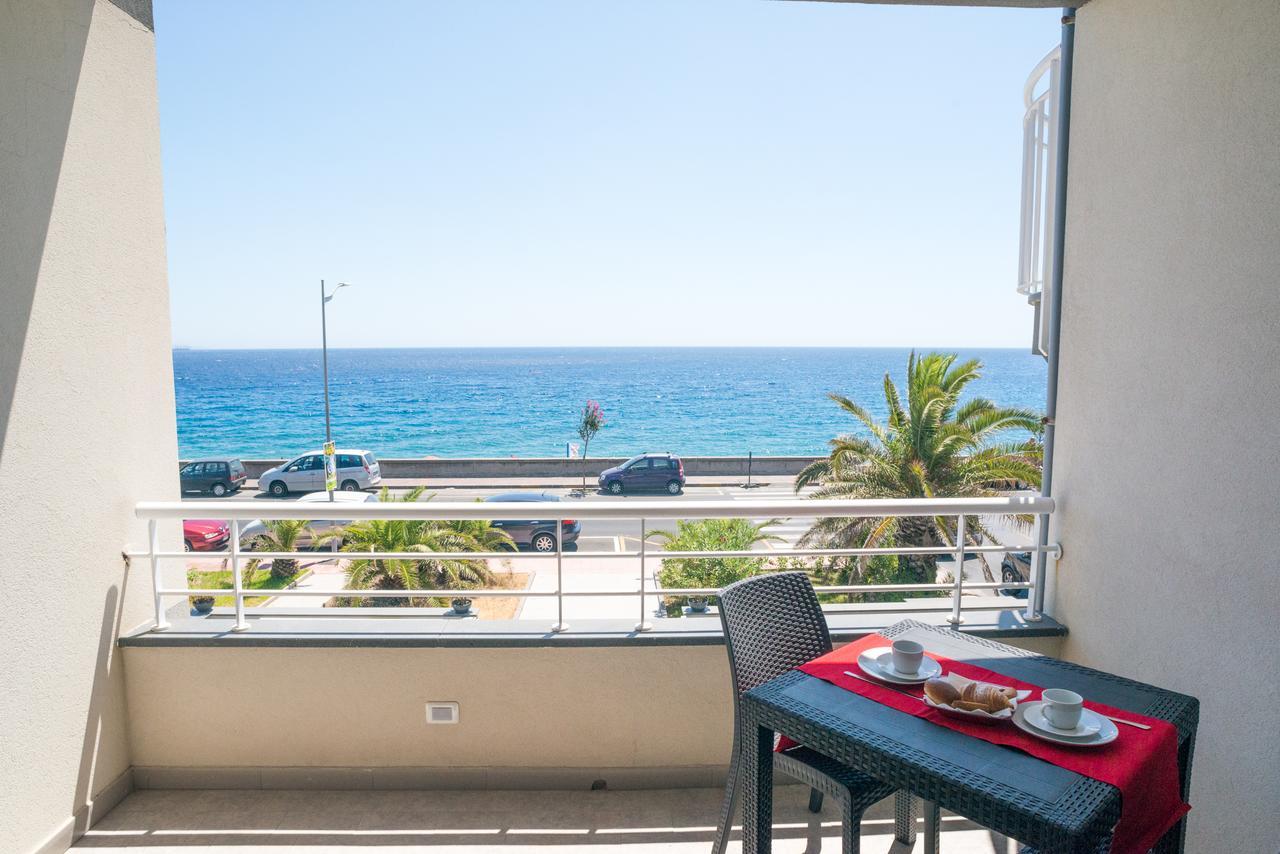 Riva Del Sol Bed & Breakfast Санта Тереза ди Рива Екстериор снимка