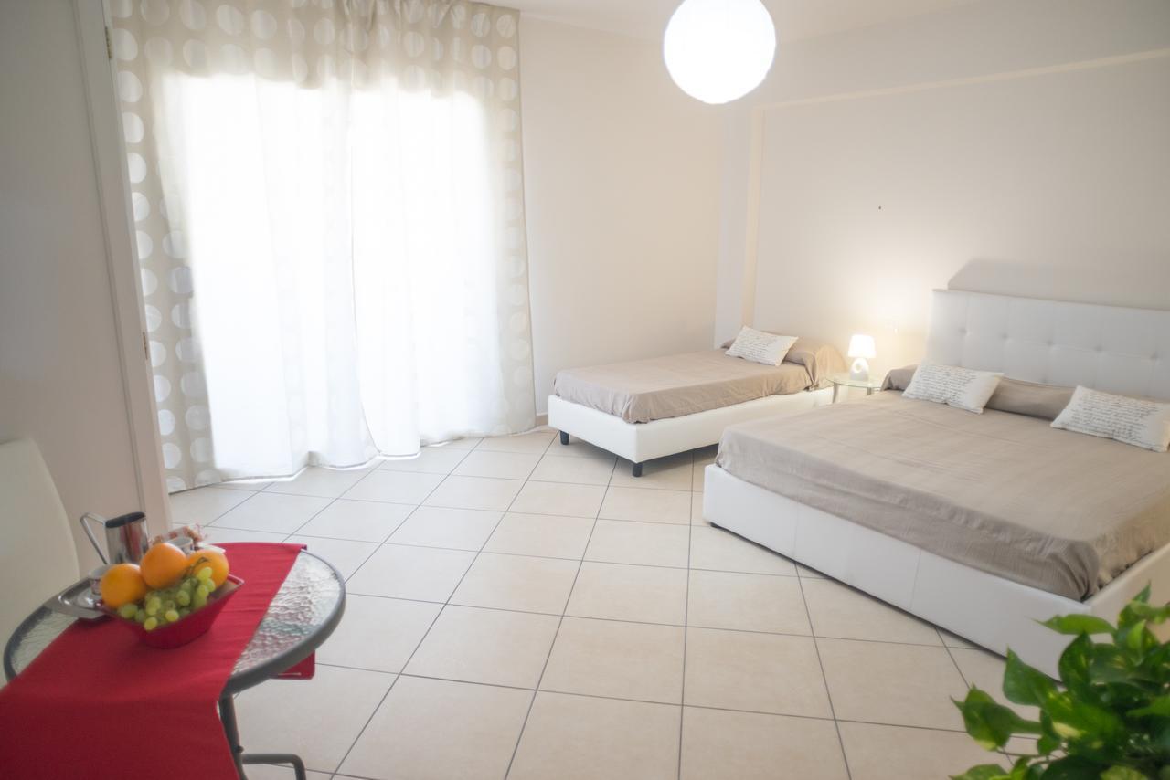 Riva Del Sol Bed & Breakfast Санта Тереза ди Рива Екстериор снимка