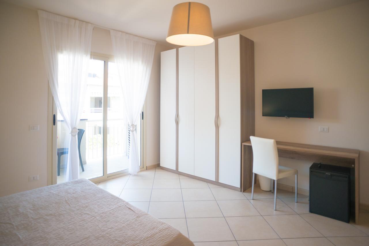 Riva Del Sol Bed & Breakfast Санта Тереза ди Рива Екстериор снимка