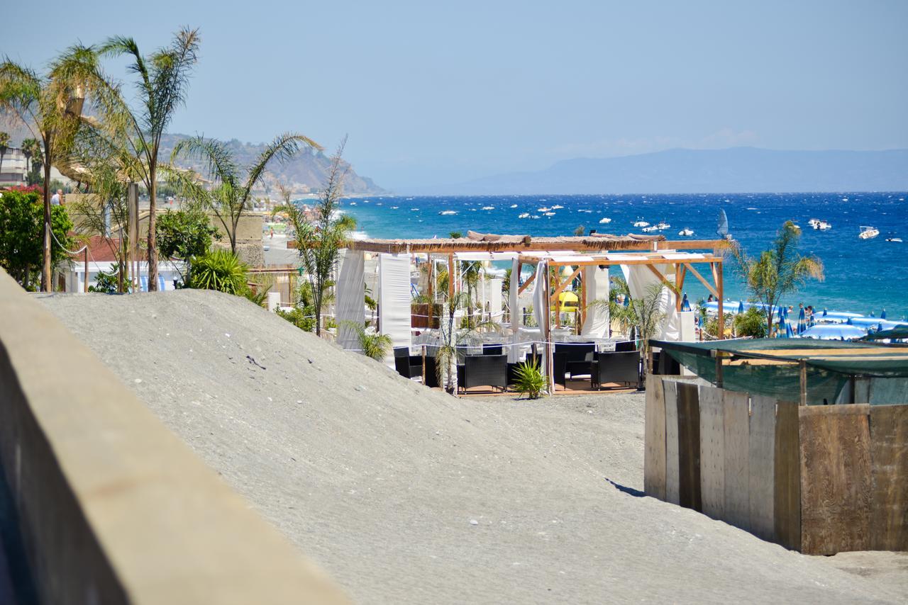 Riva Del Sol Bed & Breakfast Санта Тереза ди Рива Екстериор снимка