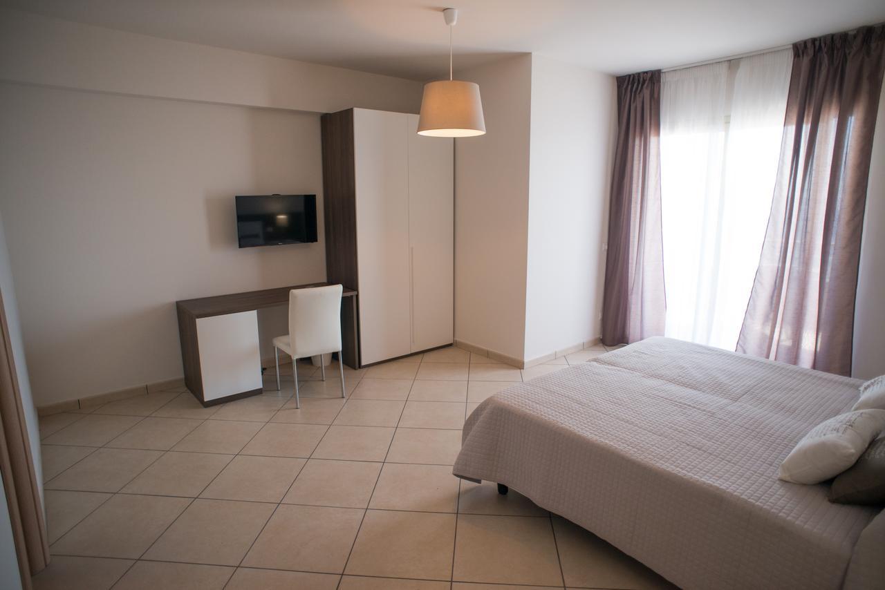 Riva Del Sol Bed & Breakfast Санта Тереза ди Рива Екстериор снимка