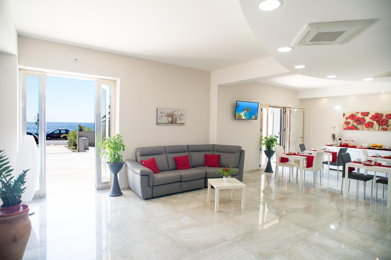 Riva Del Sol Bed & Breakfast Санта Тереза ди Рива Екстериор снимка