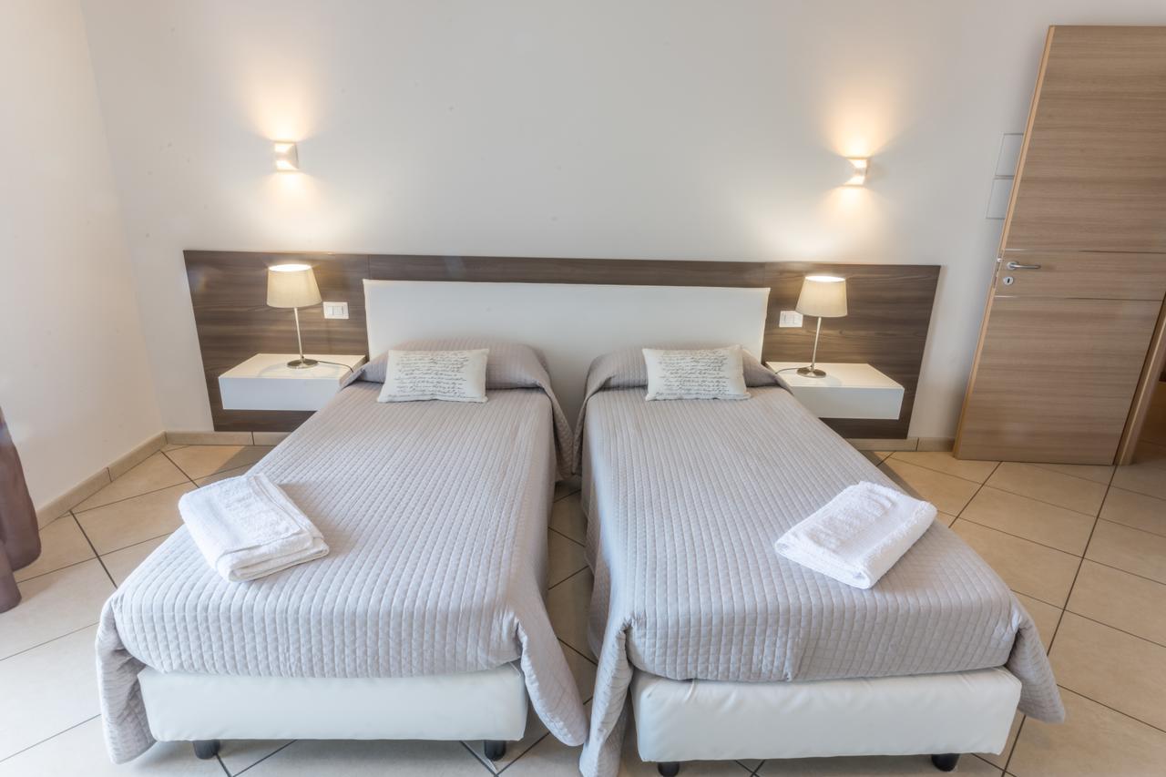 Riva Del Sol Bed & Breakfast Санта Тереза ди Рива Екстериор снимка