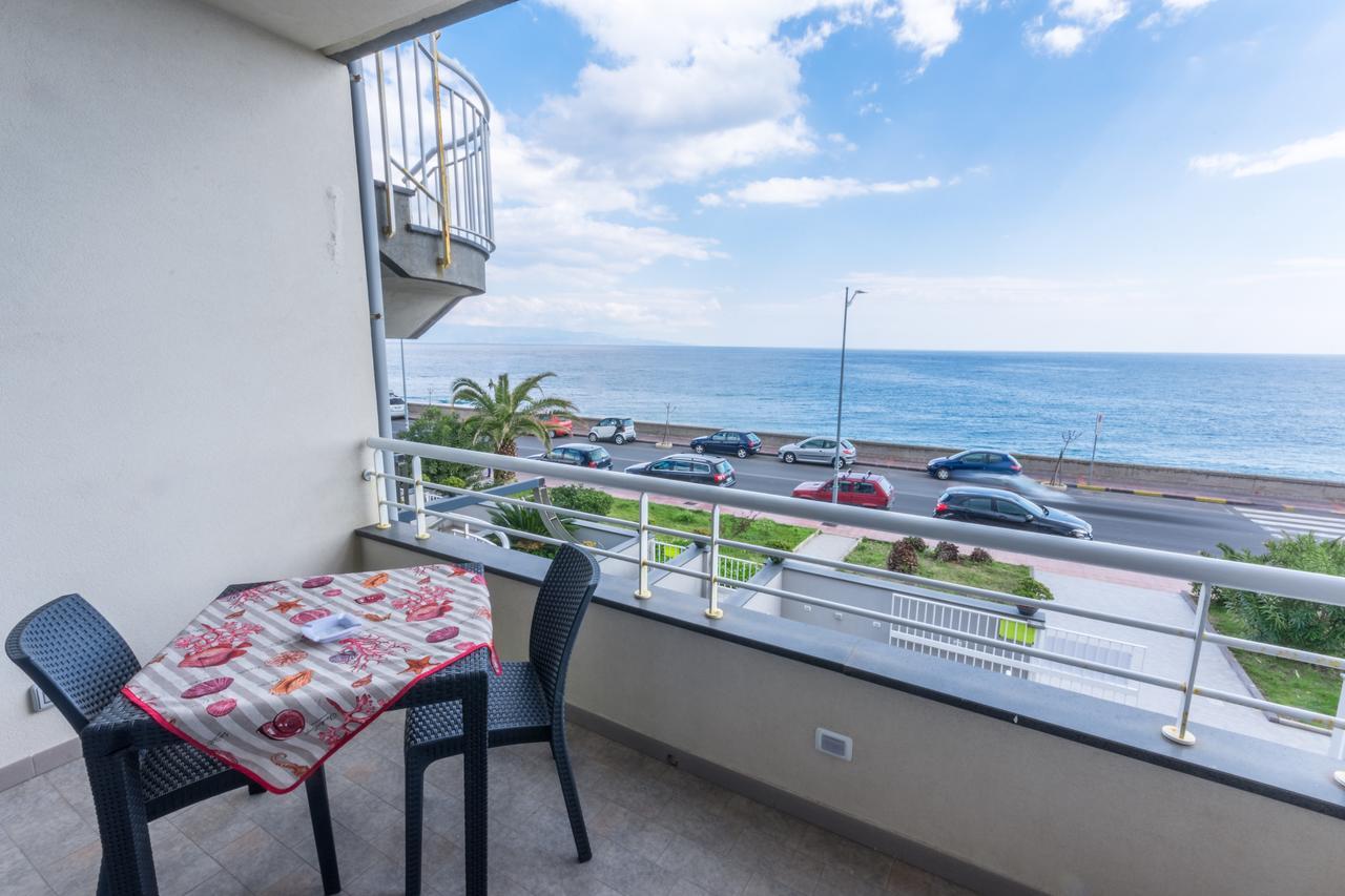 Riva Del Sol Bed & Breakfast Санта Тереза ди Рива Екстериор снимка