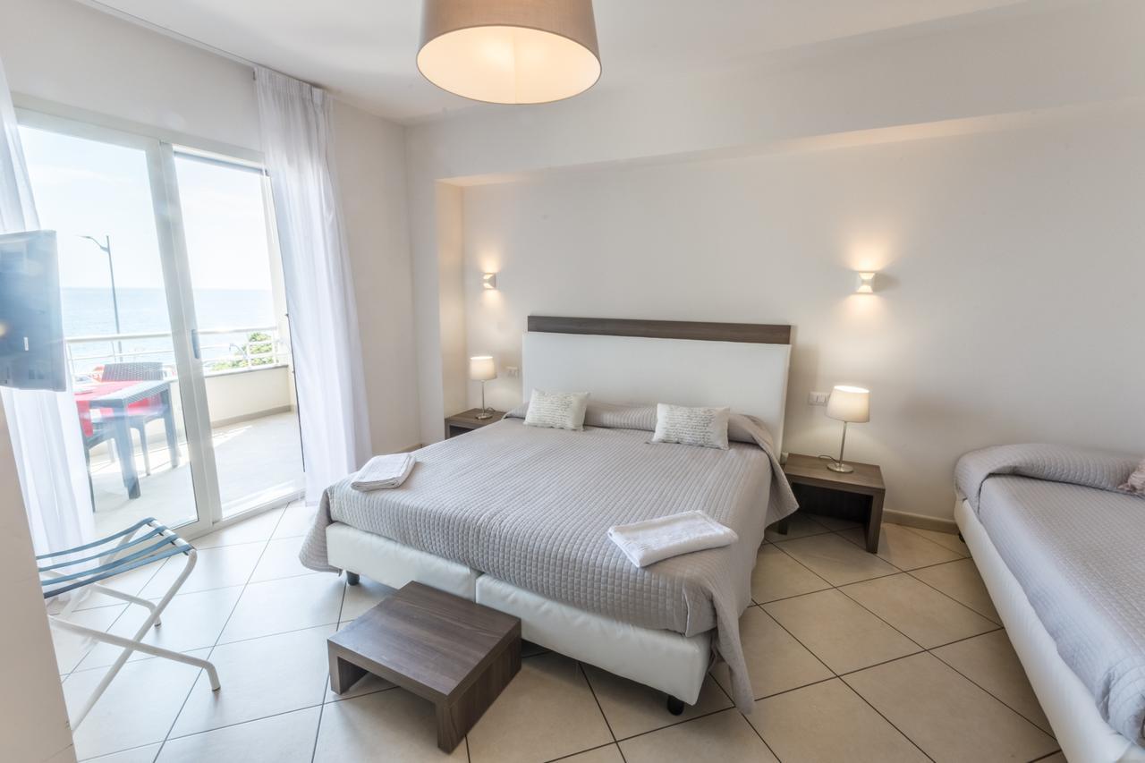 Riva Del Sol Bed & Breakfast Санта Тереза ди Рива Екстериор снимка