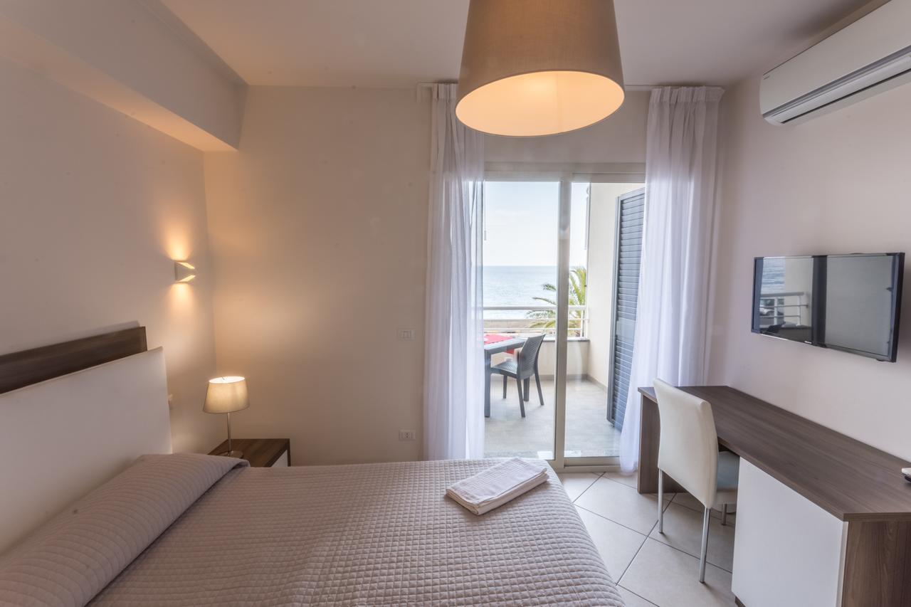 Riva Del Sol Bed & Breakfast Санта Тереза ди Рива Екстериор снимка