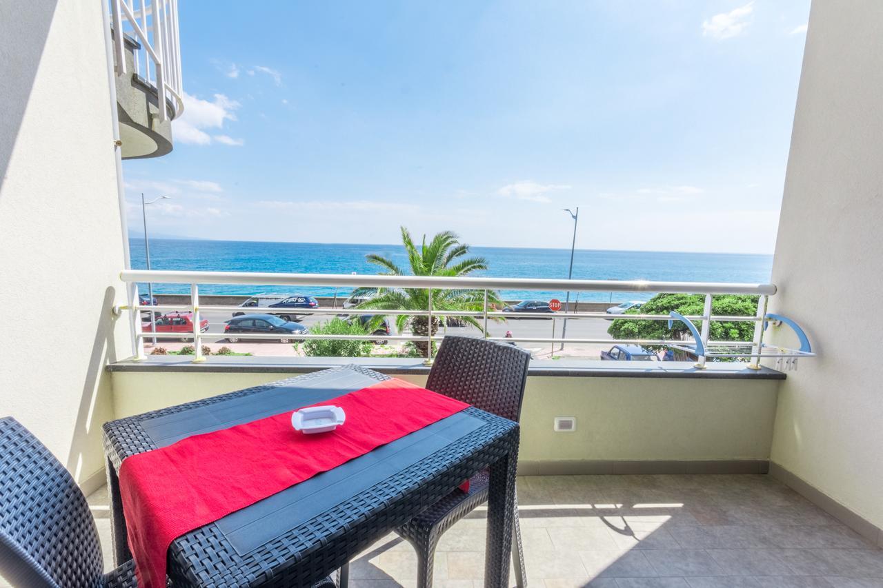 Riva Del Sol Bed & Breakfast Санта Тереза ди Рива Екстериор снимка