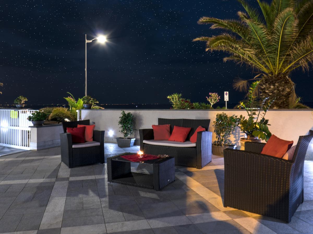 Riva Del Sol Bed & Breakfast Санта Тереза ди Рива Екстериор снимка
