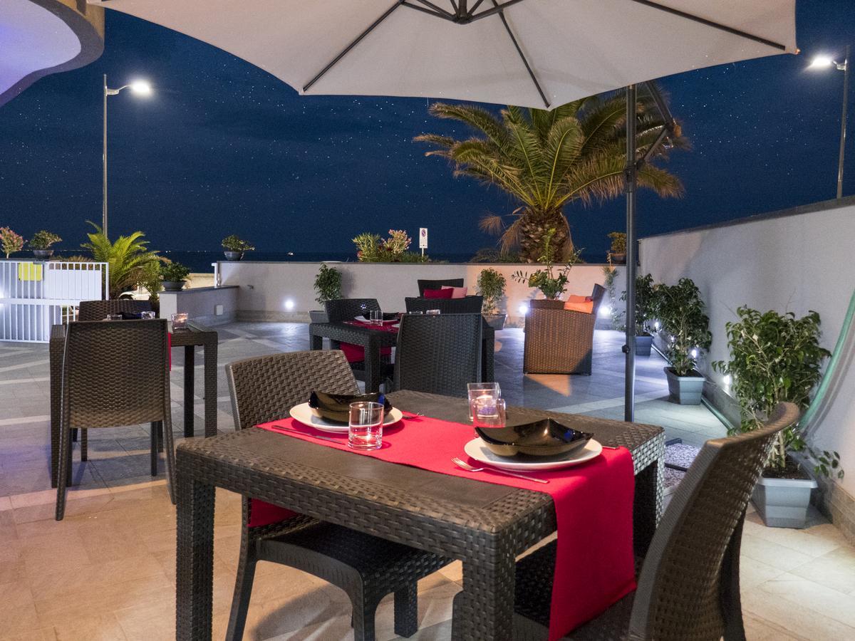 Riva Del Sol Bed & Breakfast Санта Тереза ди Рива Екстериор снимка